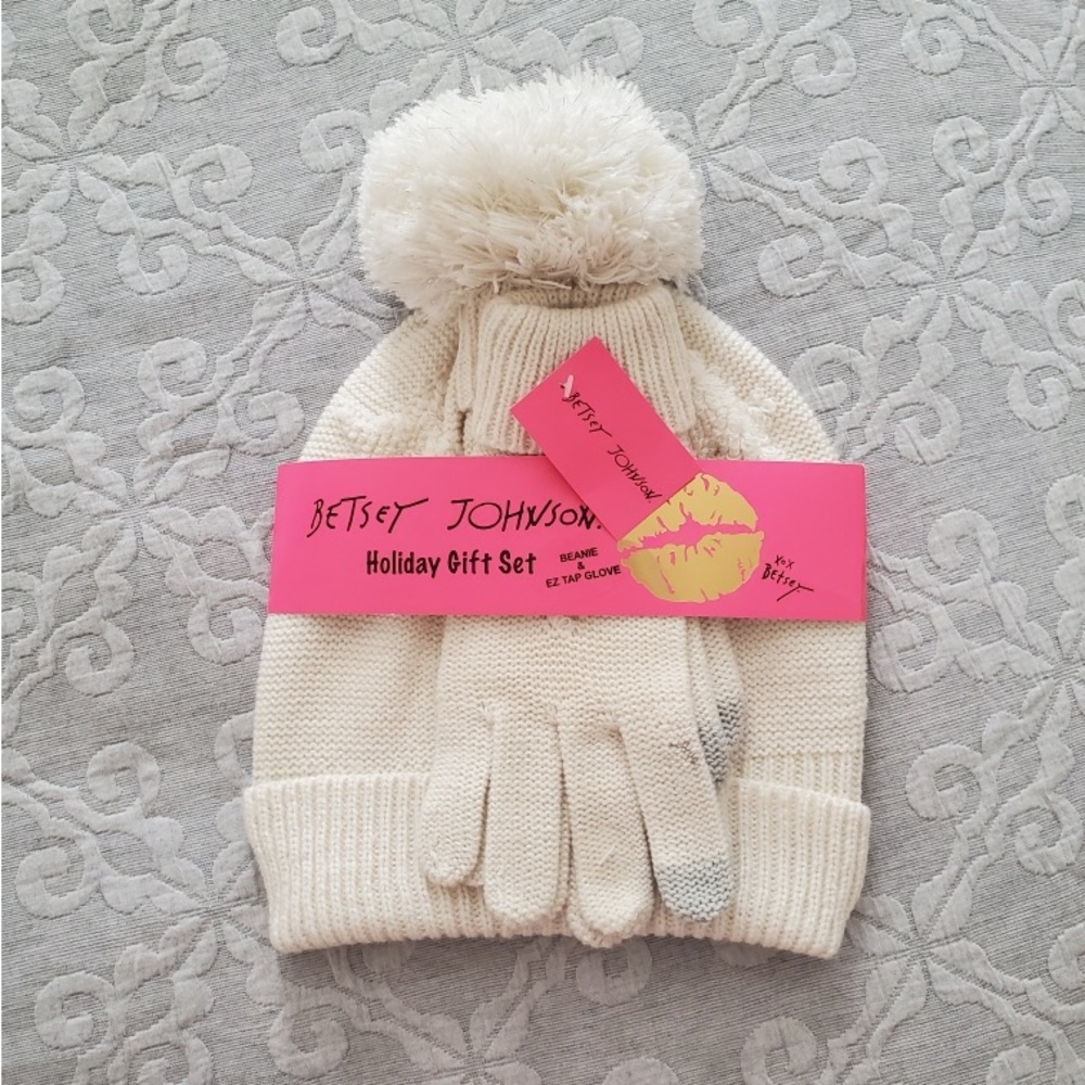 BETSEY JOHNSON.
Holiday Gift Set
BEANIE
&
EZ TAP GLOVE